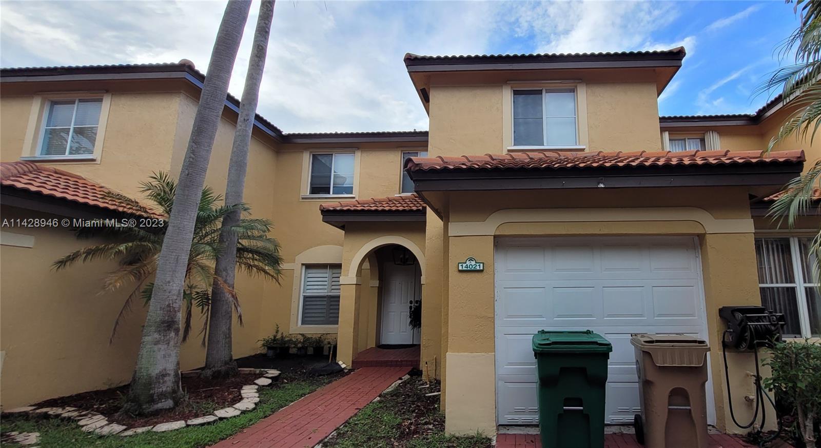 Photo of 14021 N Forest Oak Cir #14021 in Davie, FL
