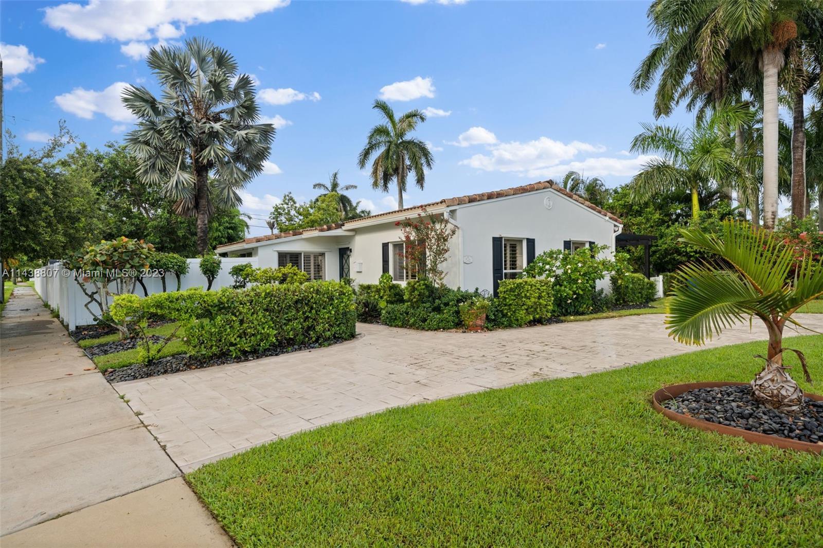Photo of 924 NE 4th St in Hallandale Beach, FL