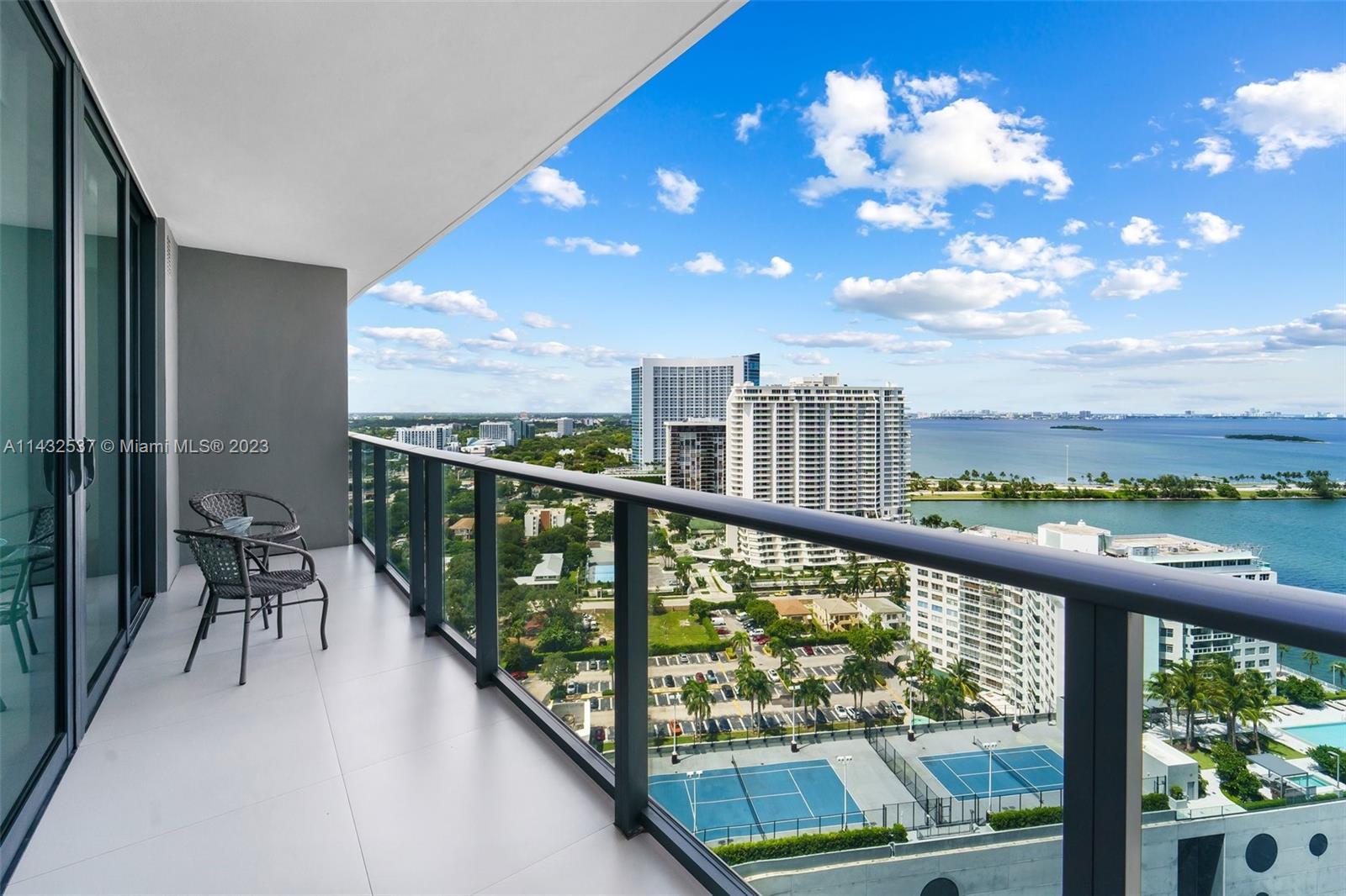 Gorgeous 1 bed/1.5 baths unit, with nice bay and skyline views. Tile floors throughout, Italian cabi