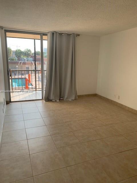 UNIT LOCATED IN THE HEART OF THREE ISLANDS BLVD IN HALLANDALE. 1450 SQ.FT., AMENITIES INCLUDE 2 TENN