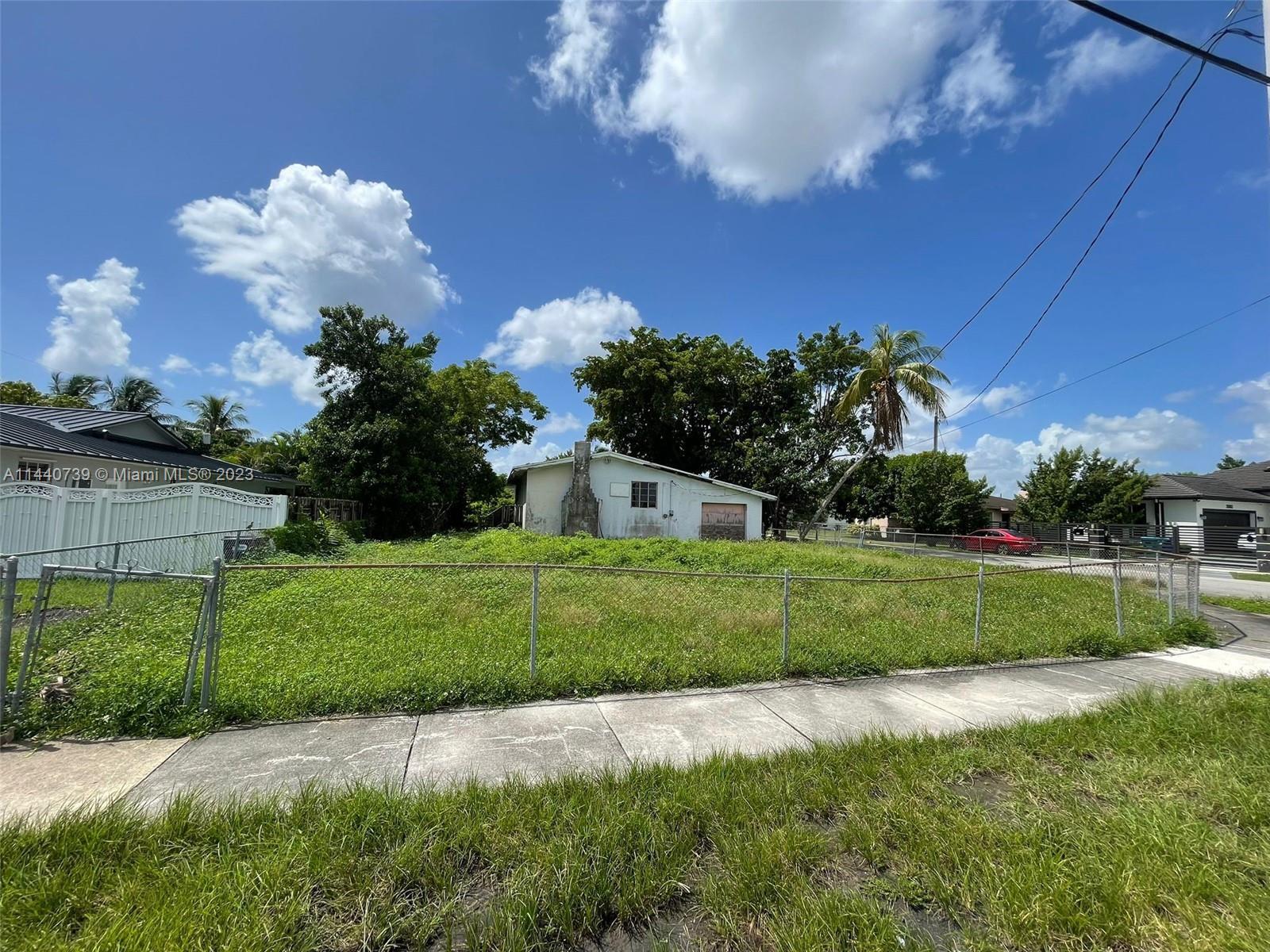Photo of 10460 SW 28th St in Miami, FL