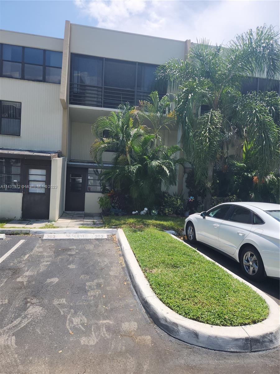 This Spacious 2-storey apartment is located in the heart of Aventura, across the street is located t