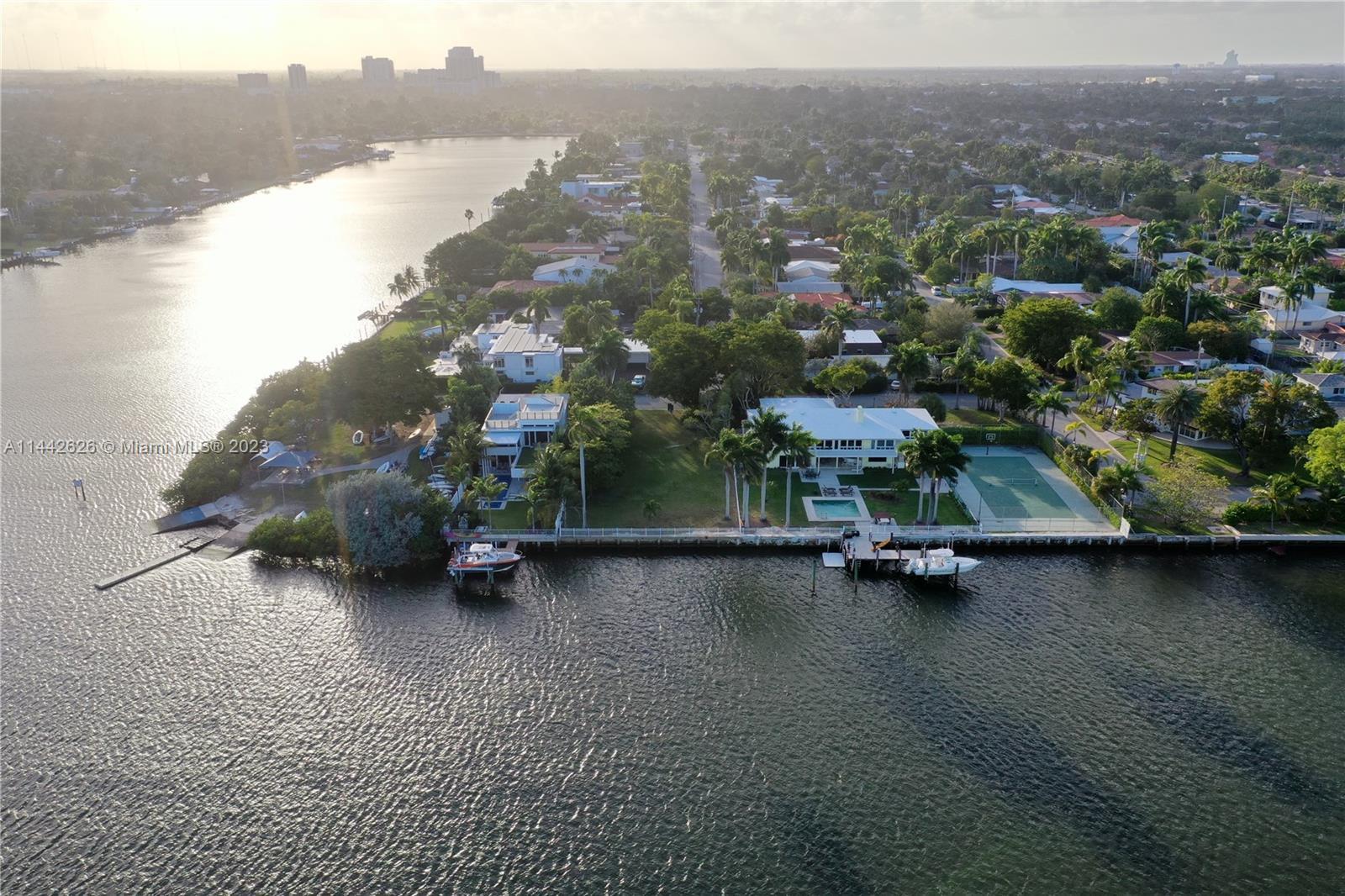 Photo of 927 N Northlake Dr in Hollywood, FL