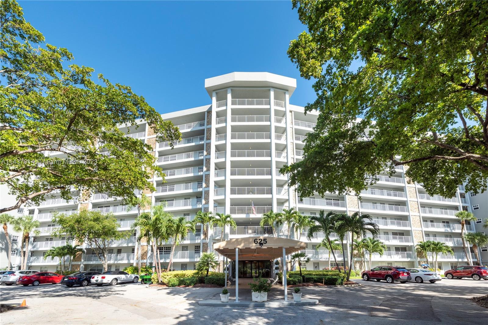 Beautiful renovated 3 bedrooms,2 1/2 Baths with stunning view of the Oaks golf course!! Gorgeous whi