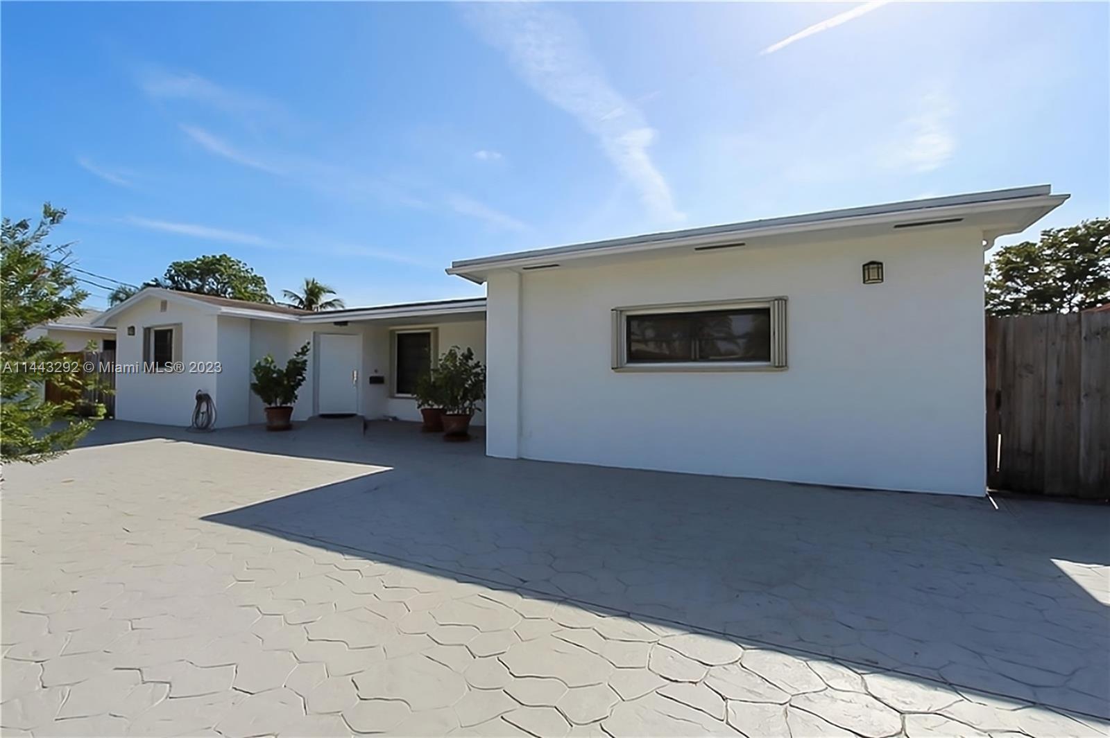 Photo of 2320 NE 194th St in Miami, FL