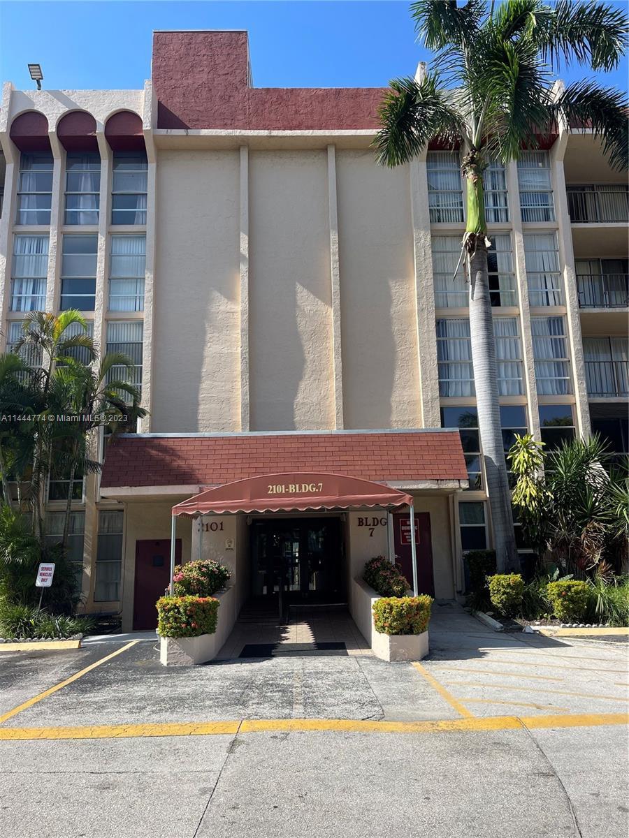 Huge apartment in Prime location of Hallandale -Three Island! Bright and recently remodeled first-fl