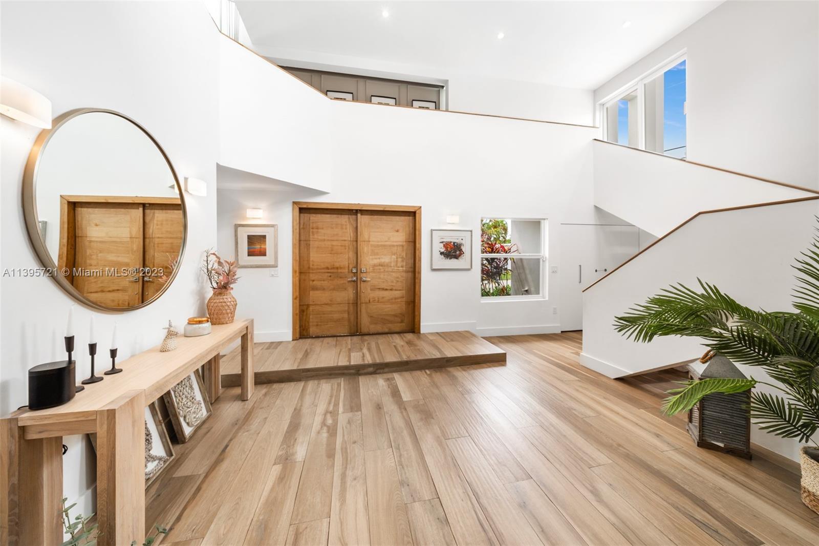 Photo of 524 Ridgewood Rd in Key Biscayne, FL