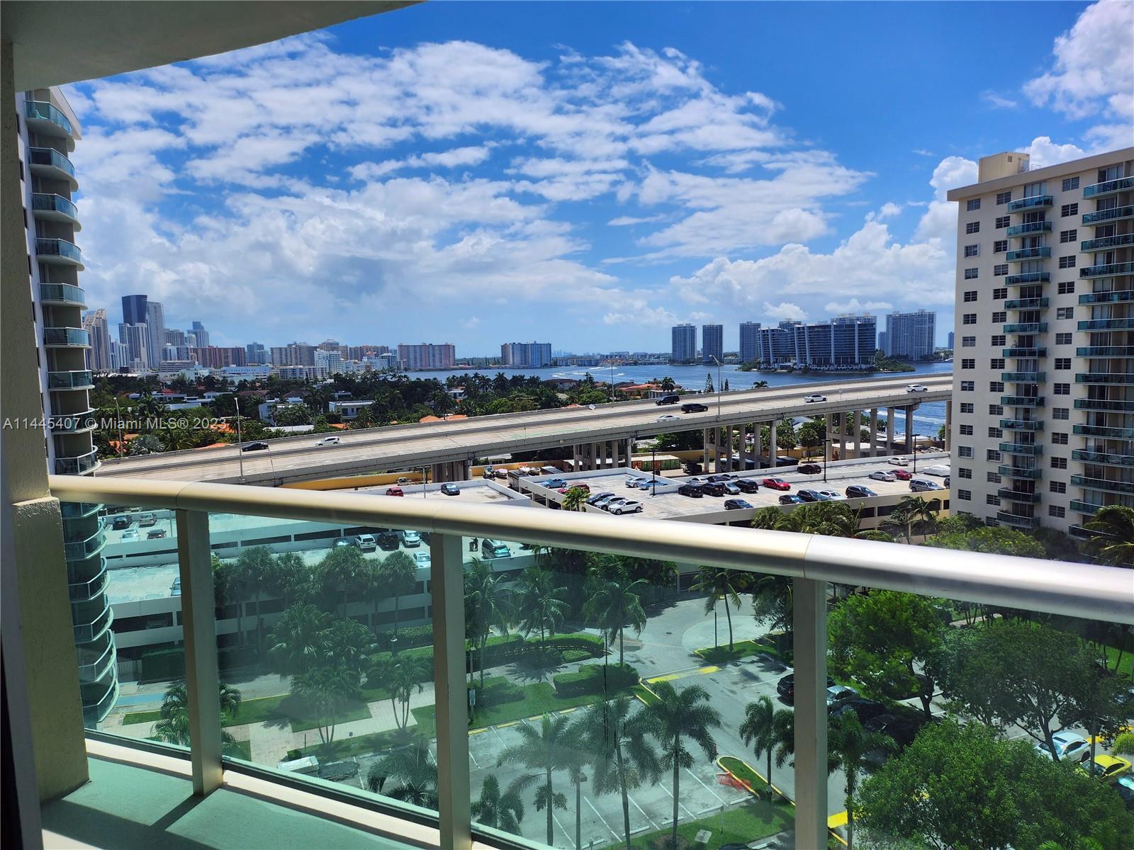 LUXURY LIVING at affordable prices. Luminous unit in the heart of Sunny Isles. Enjoy this 1 bedroom 