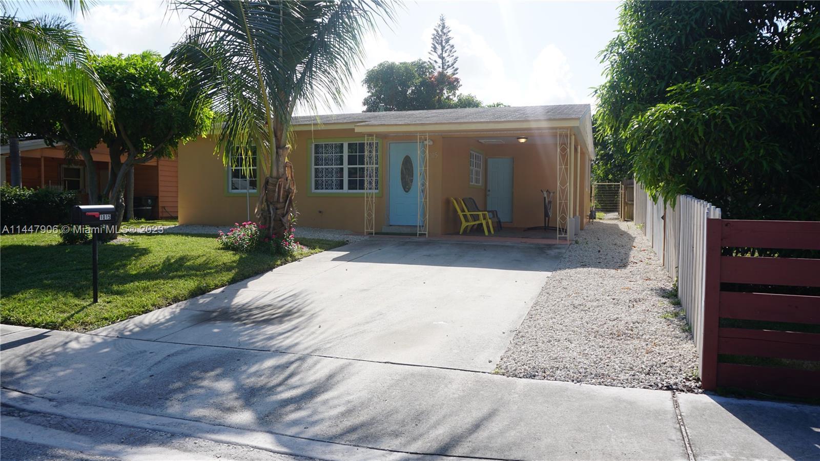 Photo of 1015 S C St in Lake Worth, FL