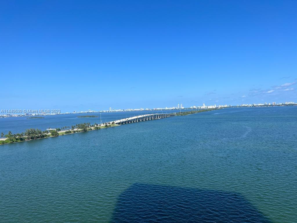Introducing One Paraiso:
A stunning condo in picturesque Edgewater, Miami. This 3-bedroom, 3.5-bath