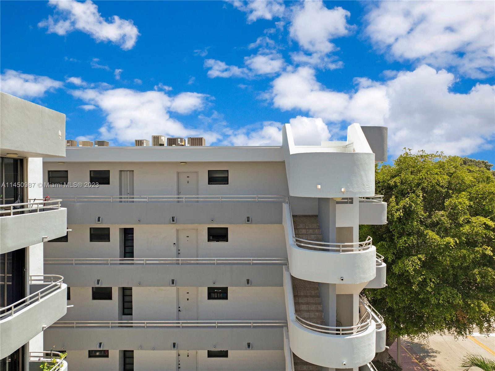 Rarely available unit at Byron Bay one of the best lines. Spacious two bedrooms and two bathrooms ha