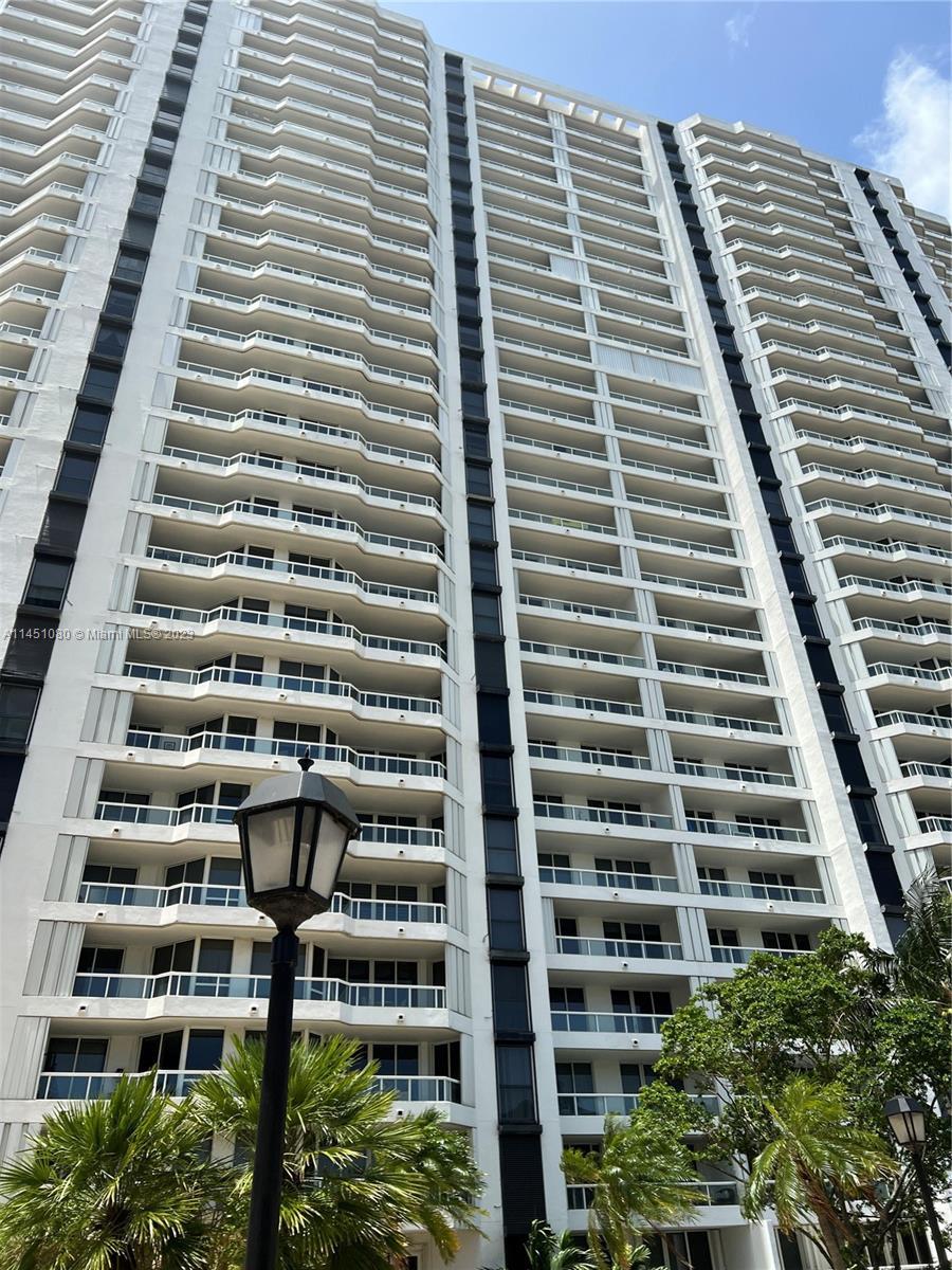 Bright and Immaculate unit 3 Beds/2 baths with a magnificent layout and breathtaking view to the Mar