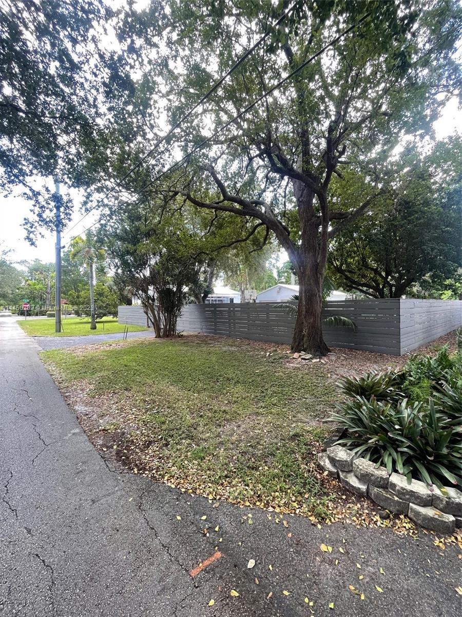 Photo of 11660 NE 8th Ave in Biscayne Park, FL