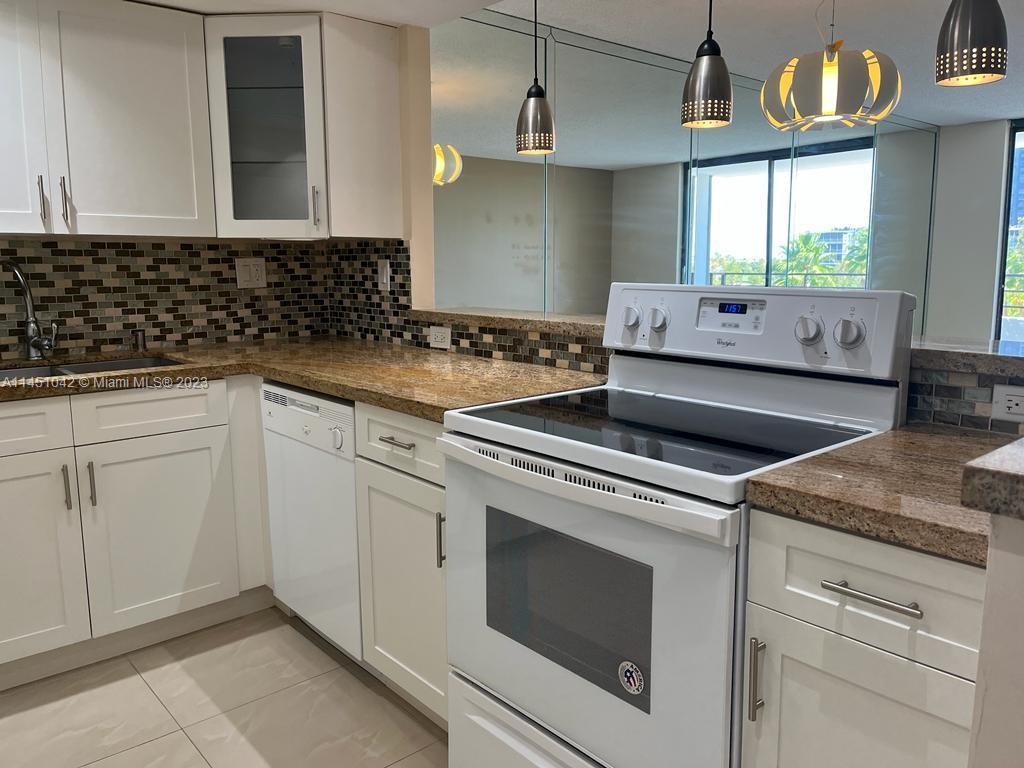 Beautiful, bright, and cozy 1 bedroom and 1.5 bathrooms unit in Olympus. Nice kitchen with granite c