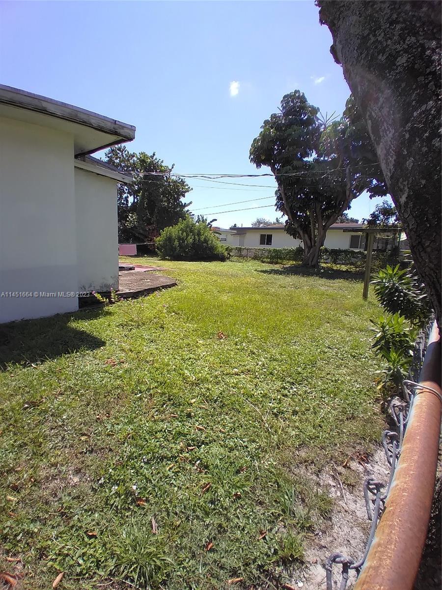 Photo of 920 NE 173rd St in Miami, FL