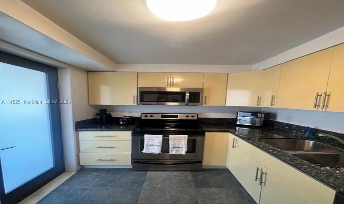 Fabulous 2nd floor unit with views to pool and canal which has ocean access.
Can be rented immediat