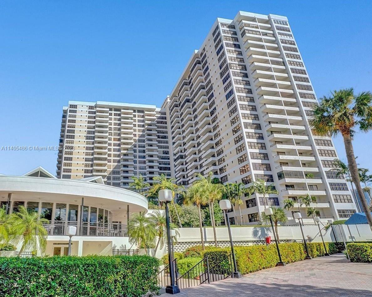 2/2 Corner unit at waterfront hi rise @ Three Island resort style with security
Amenities: Pool, ma