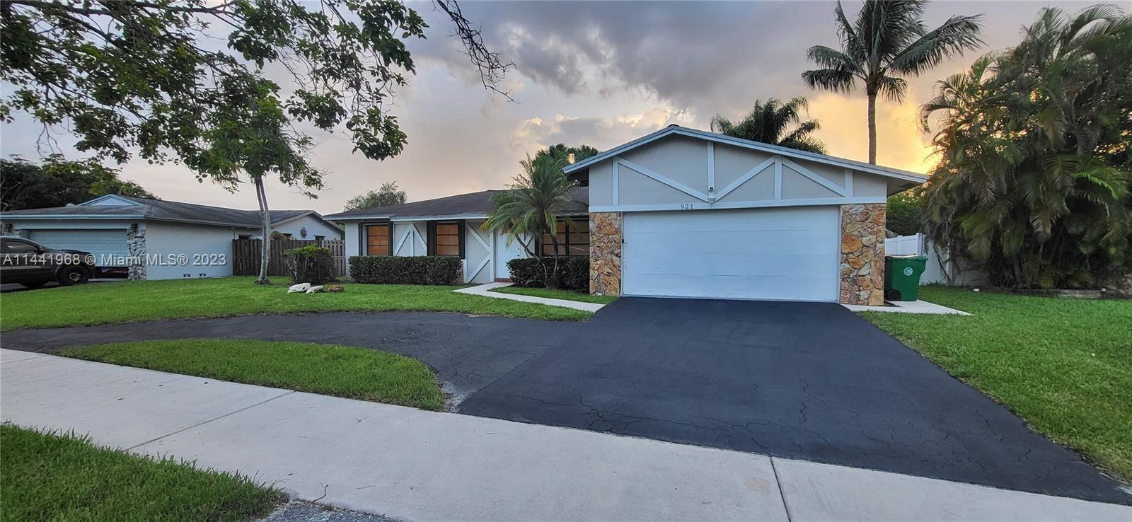 Photo of 921 SW 129th Wy in Davie, FL