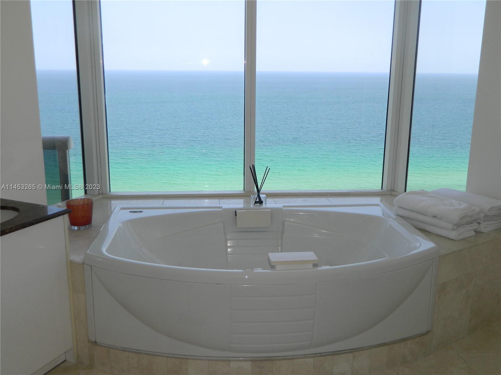 EXQUISITE SUNRISE TO SUNSET VISTAS.
CORNER WRAP AROUND WITH FLOOR TO CEILING GLASS WALLS.
DIRECT O