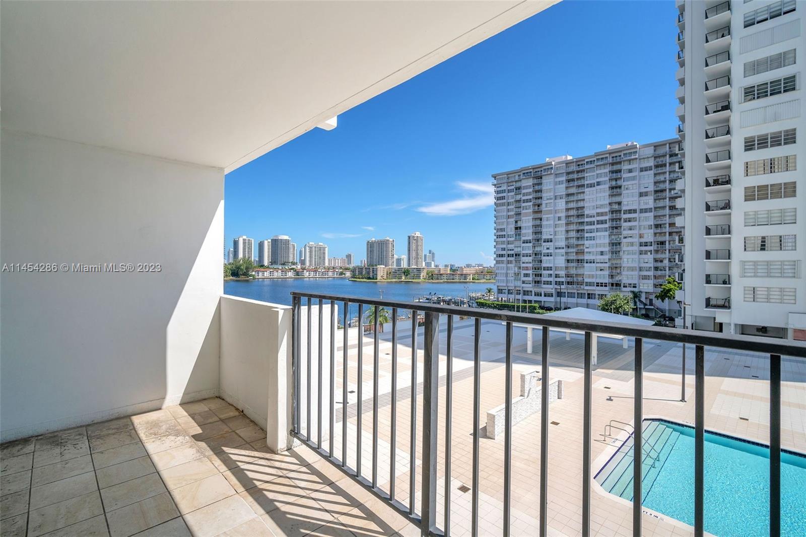 Great Location in the heart of Aventura! This is a freshly painted 2 bedrooms & 2 baths with stunnin