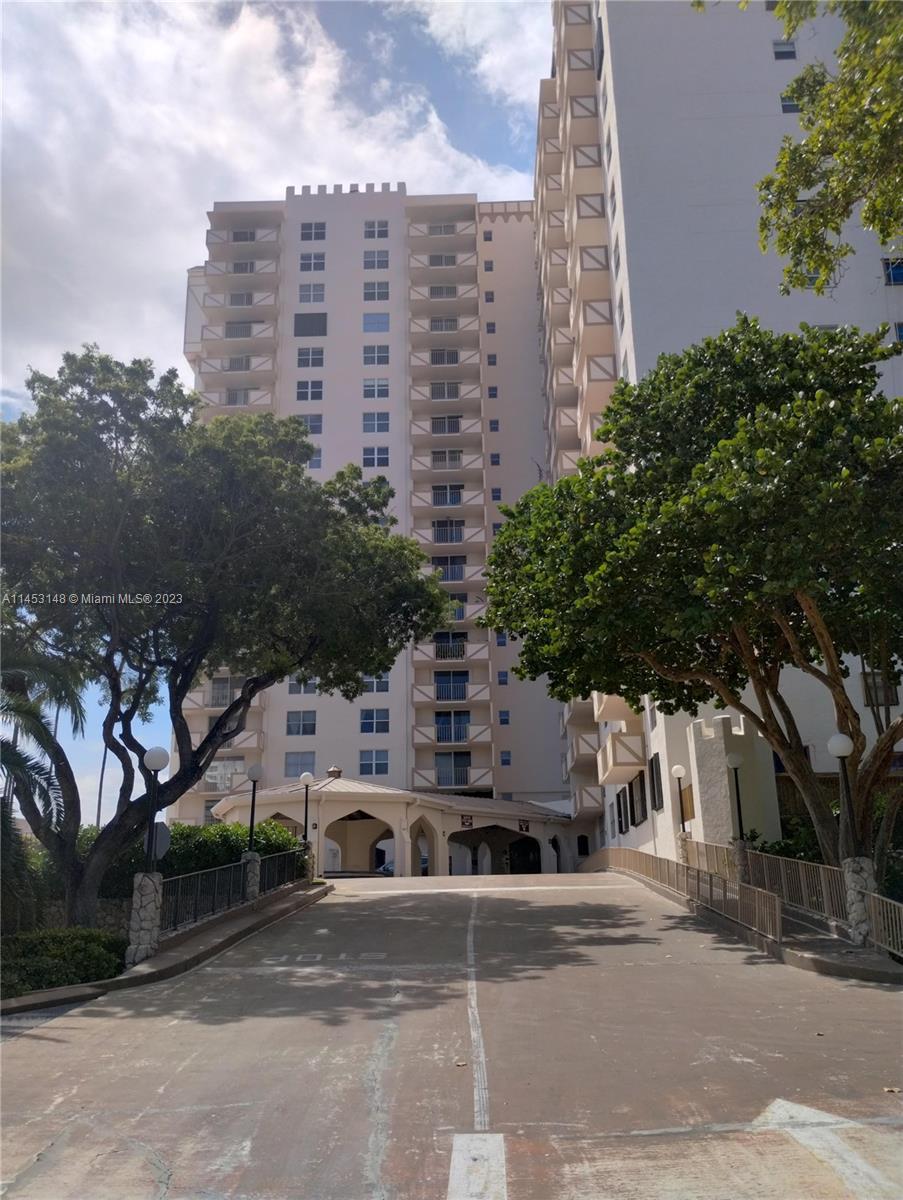 Beautiful Ocean and Intercostal view condo with upgrade kitchen and dining area, large living room O