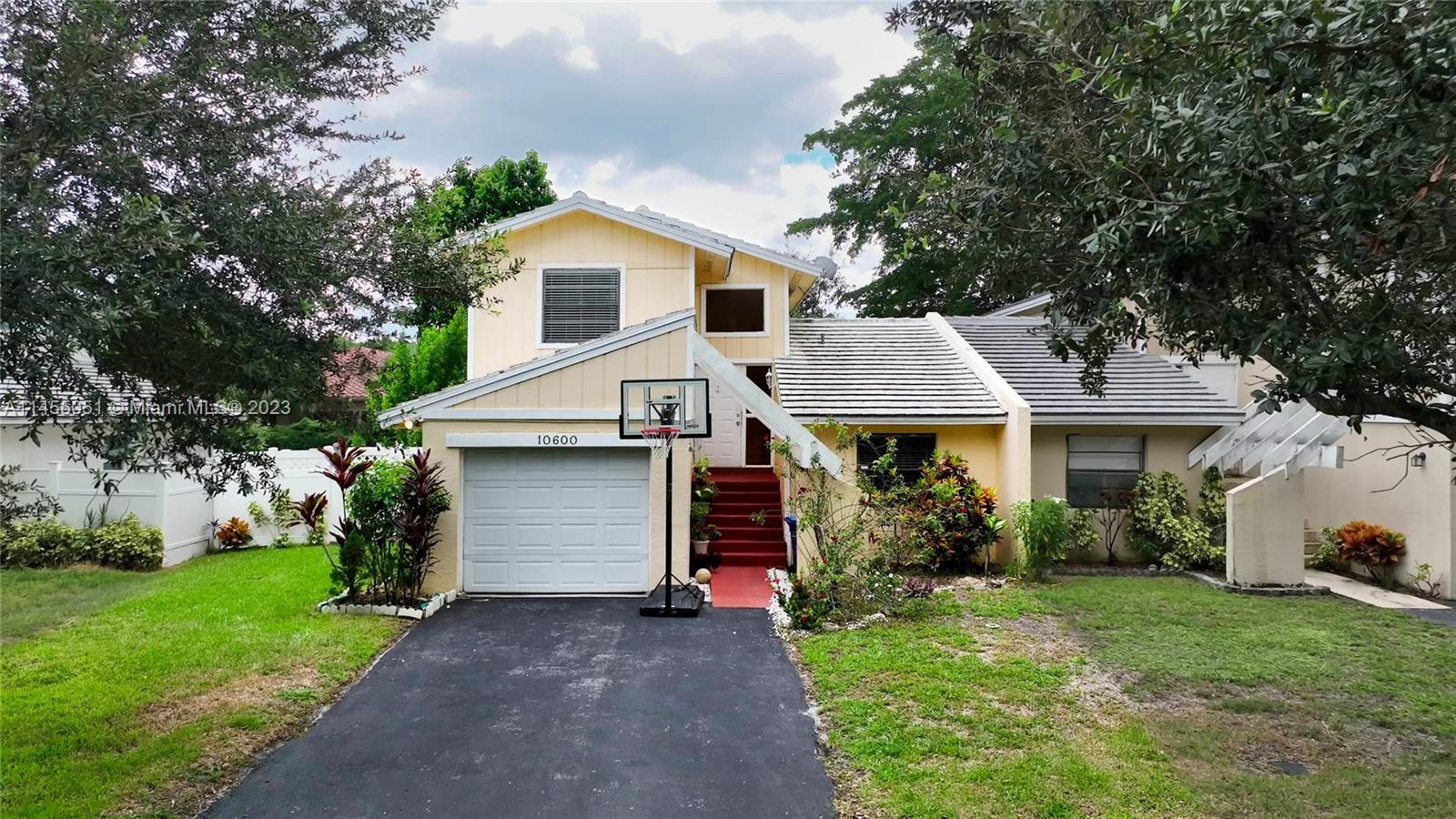 Photo of 10600 La Placida Dr in Coral Springs, FL