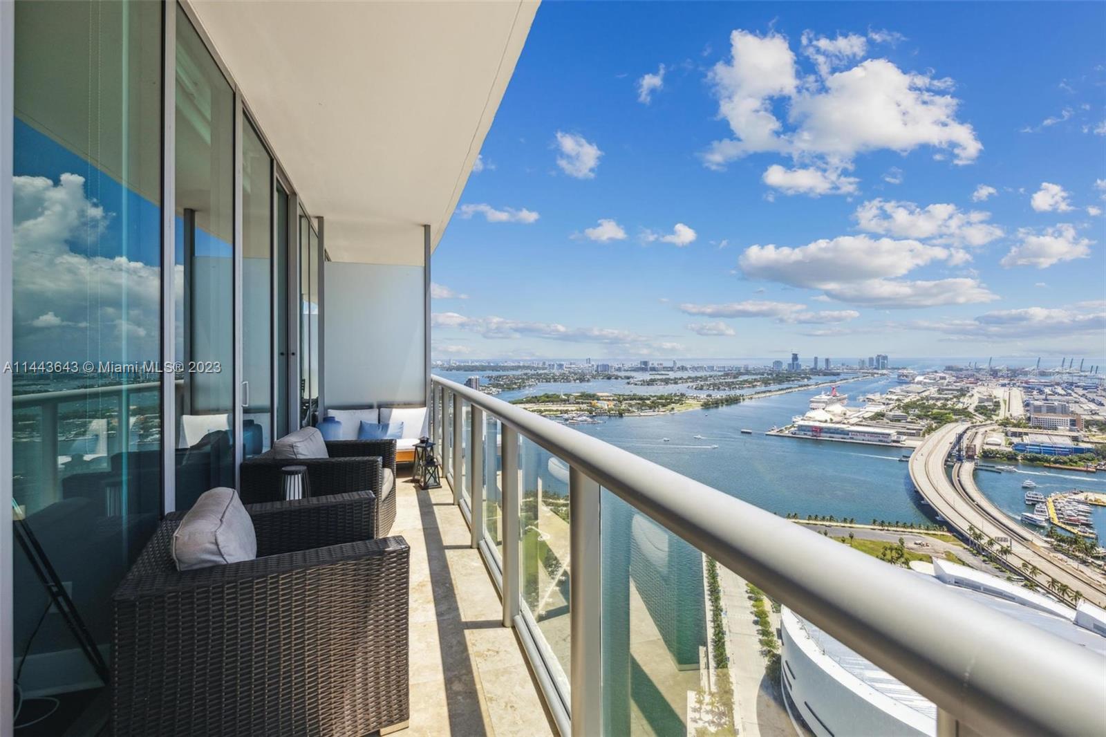 The best deal for the 2 bedroom in the building. Enjoy front row seats to Miami’s fireworks display 