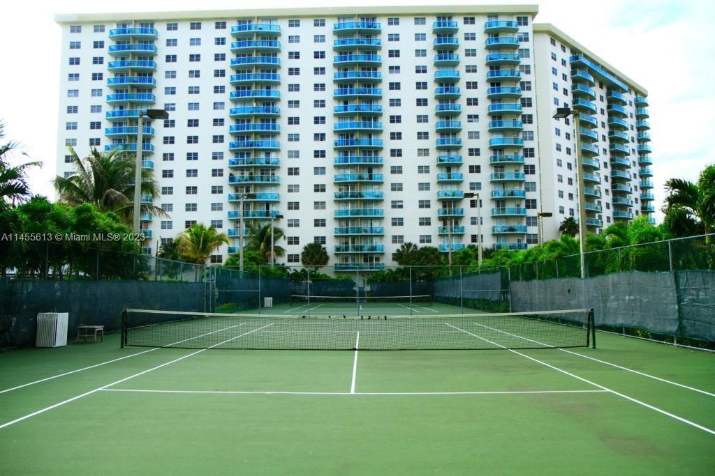 GREAT CONDITIONS AND SPACIOUS 1 BEDROOM PLUS DEN, 1,5 BATHS UNIT AT OCEAN RESERVE IN THE HEART OF SU