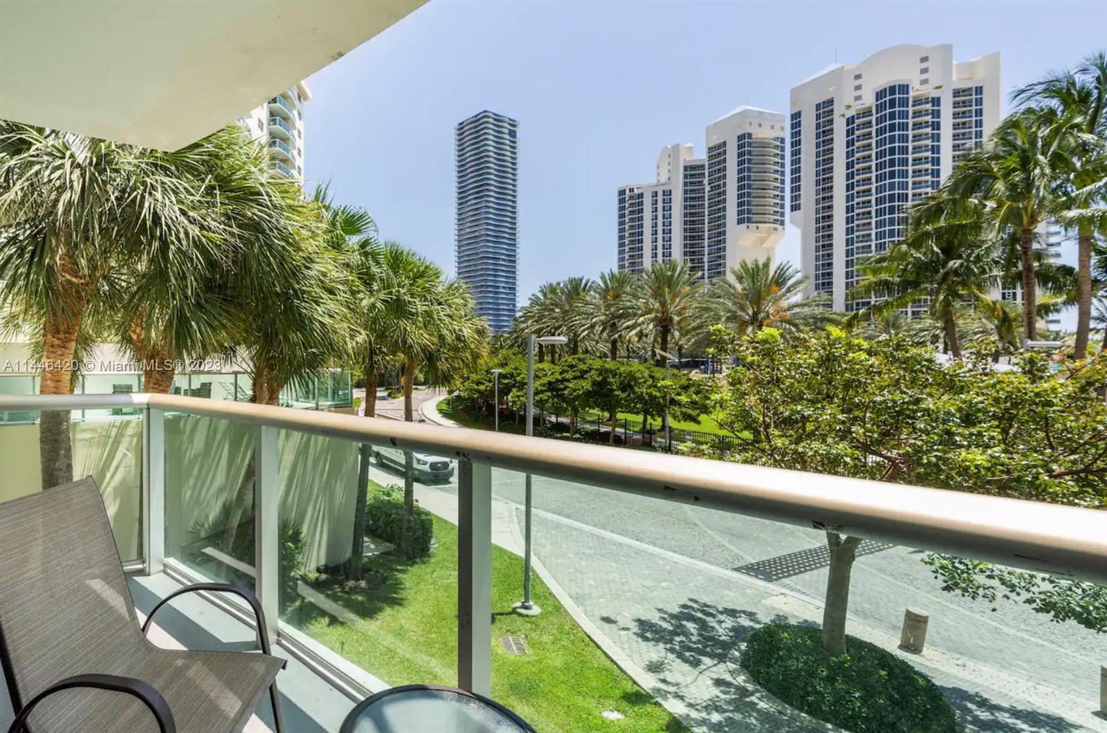 Light, spacious and cozy 1 bedroom, 1 1/2 bathrooms. Great location in the heart of Sunny  Isles Bea