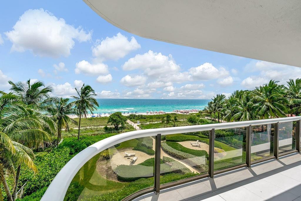 Exceptional 2-Bedroom Condo with Direct Ocean Views at 9455 Collins Ave, Surfside!

Introducing un