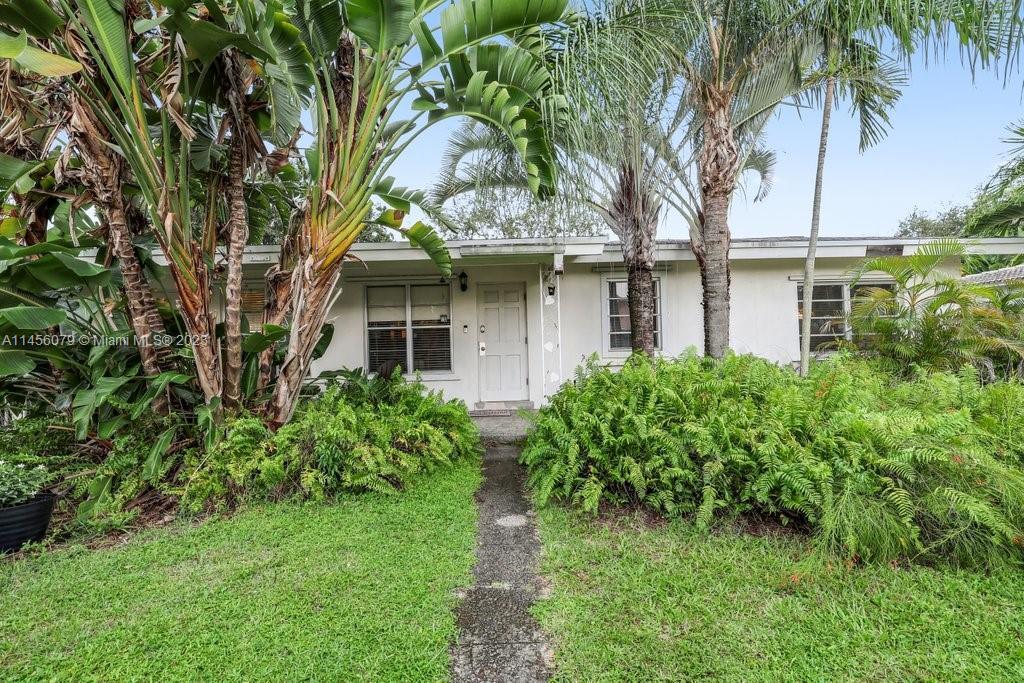 This very large duplex is located in Coral Ridge, one of the most prestigious and convenient areas o