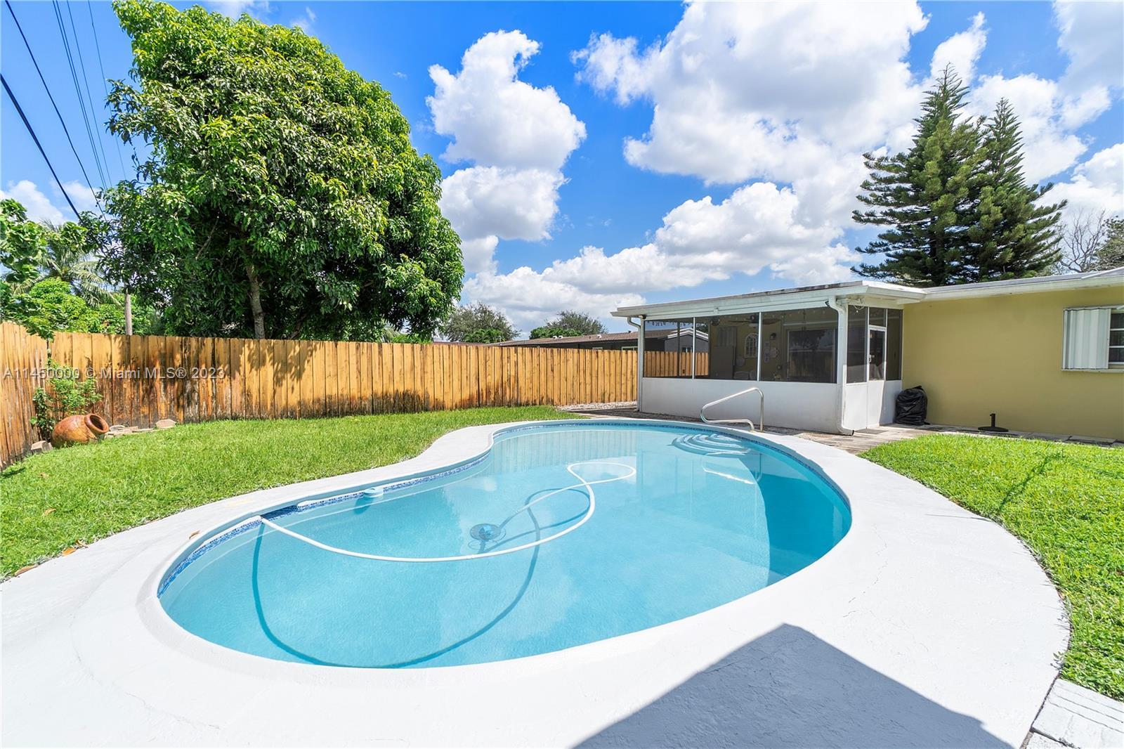 Photo of 304 SW 68th Ave in Pembroke Pines, FL