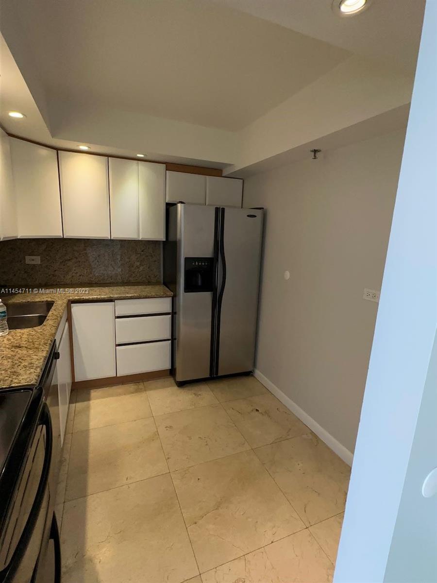Low floor, Updated and bright 2 bedroom in the heart fo aventura. Building Residents of Delvista Tow