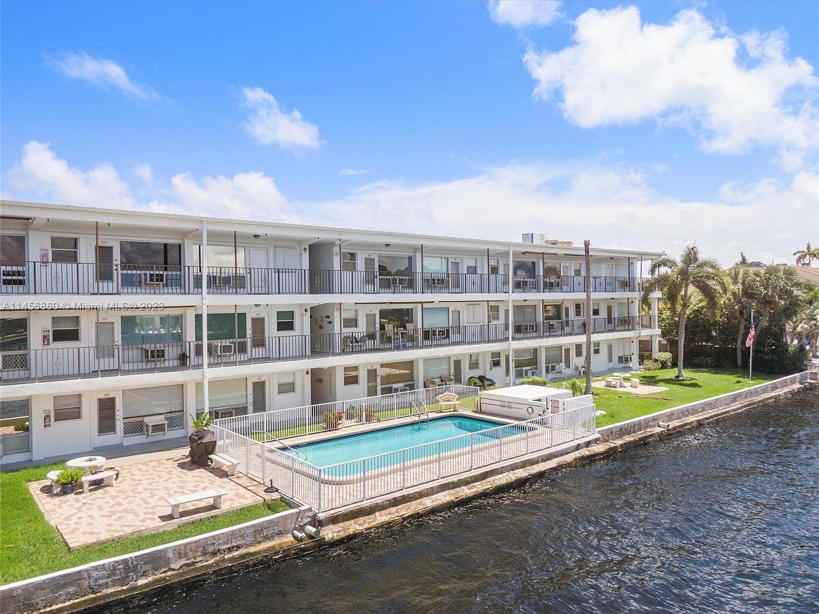 Stunning Intracoastal views from your main living room, watch the boats go by and enjoy Florida suns