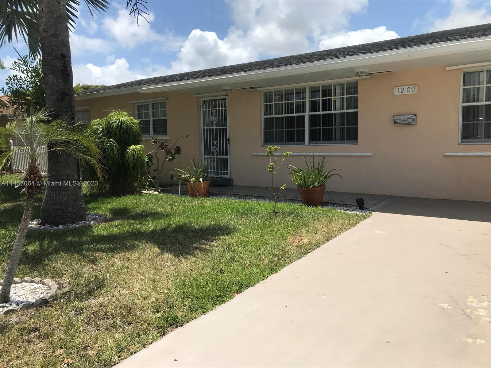 Photo of 1209 S G St in Lake Worth, FL