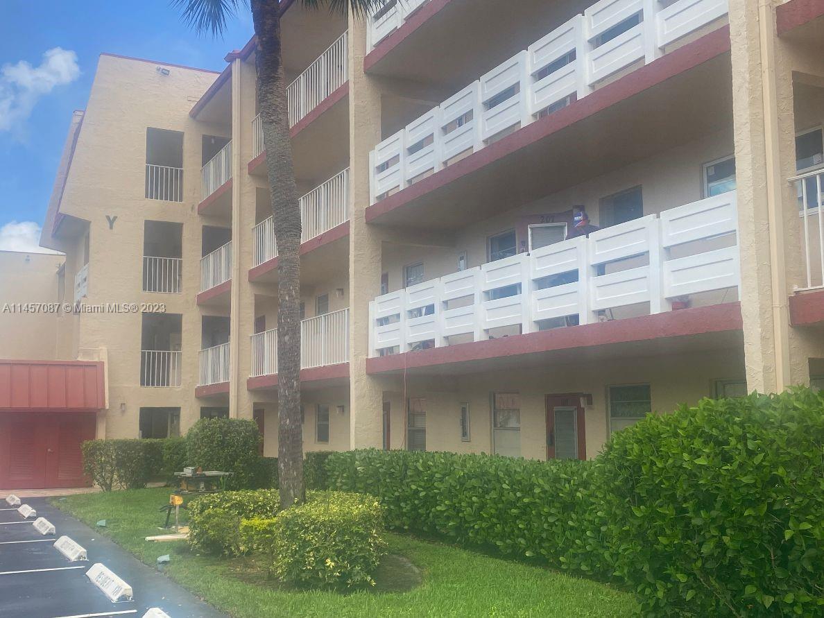 Photo of 1015 Country Club Dr #108 in Margate, FL