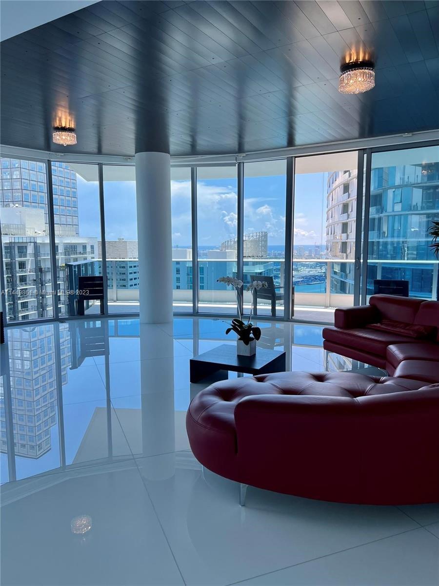 Exclusive modern double "ONE OF A KIND" lower penthouse at Epic Condo, Downtown Miami. 4 bed/ 4 bath