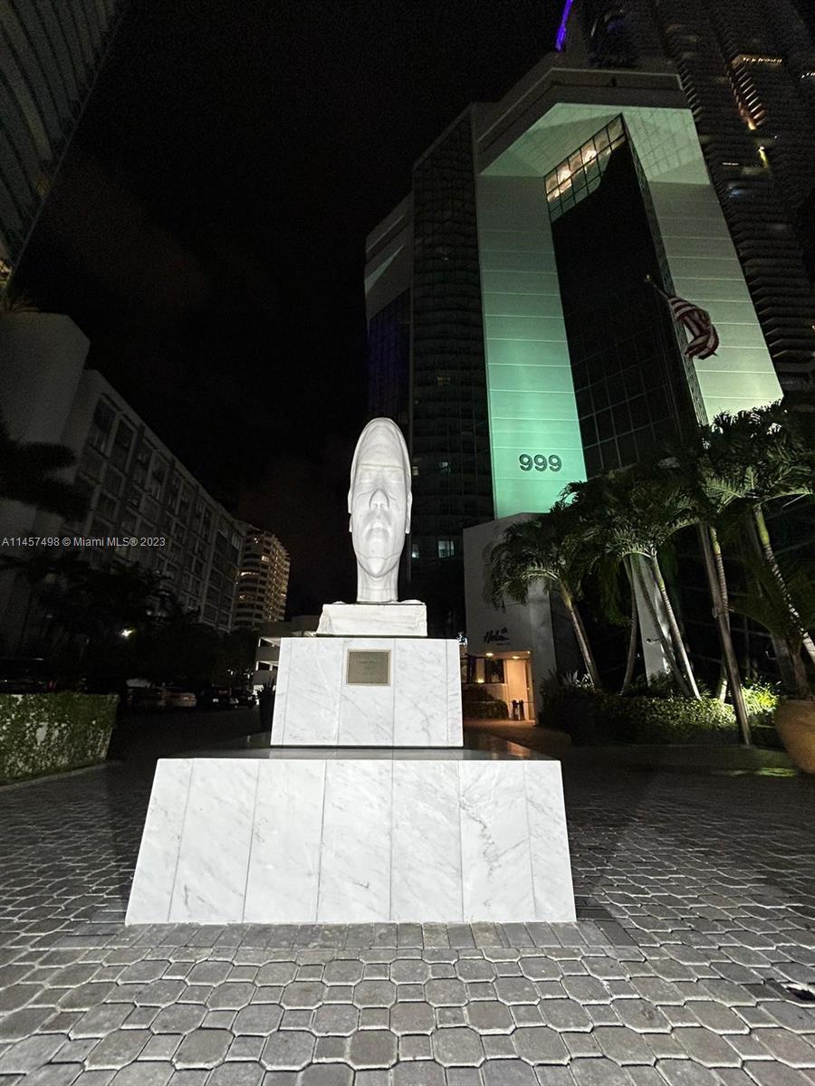 Photo of 999 Brickell Ave in Miami, FL