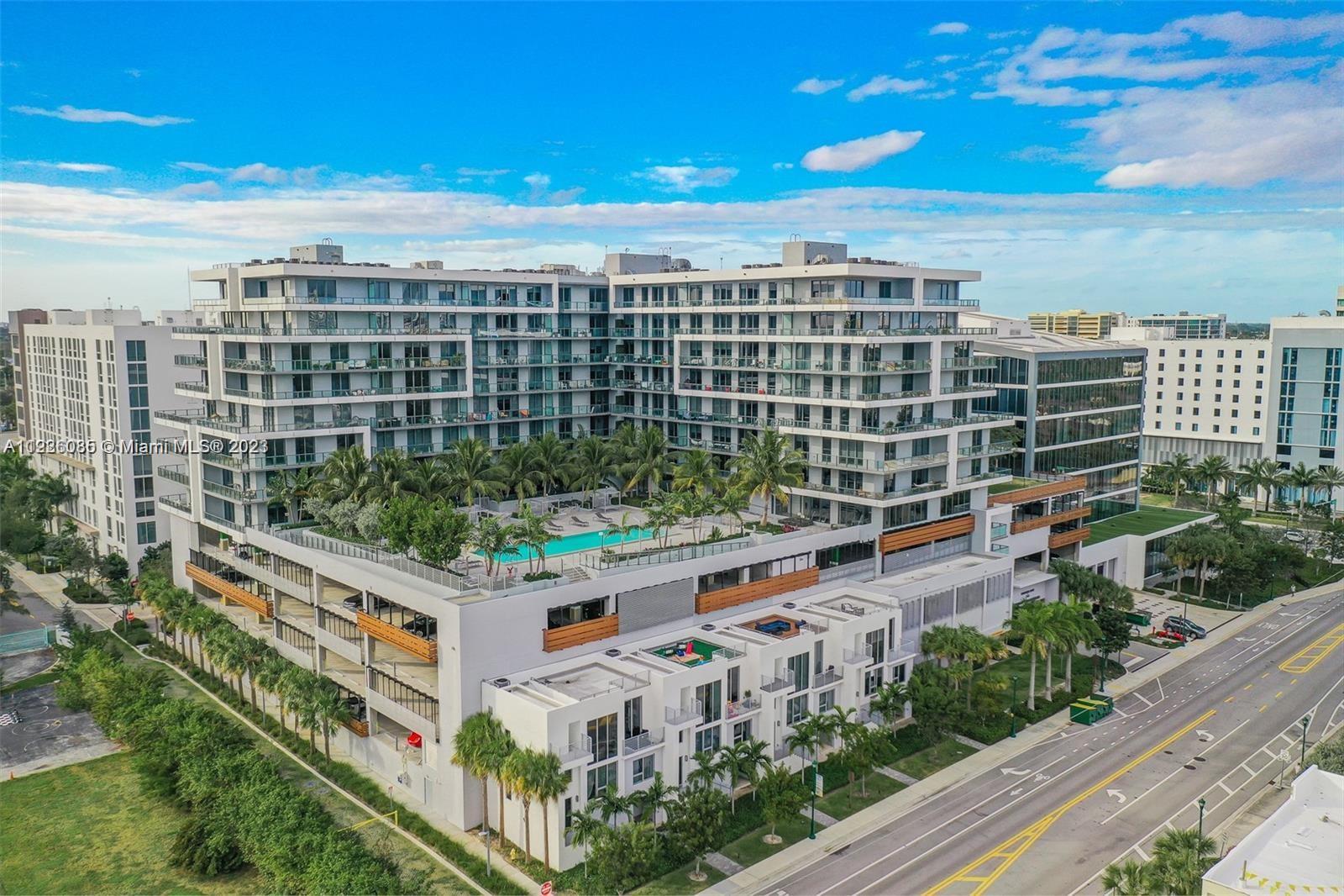 Investment opportunity!  Tenant in place!
2bed/2 bath + Den Residence in the new center of Aventura
