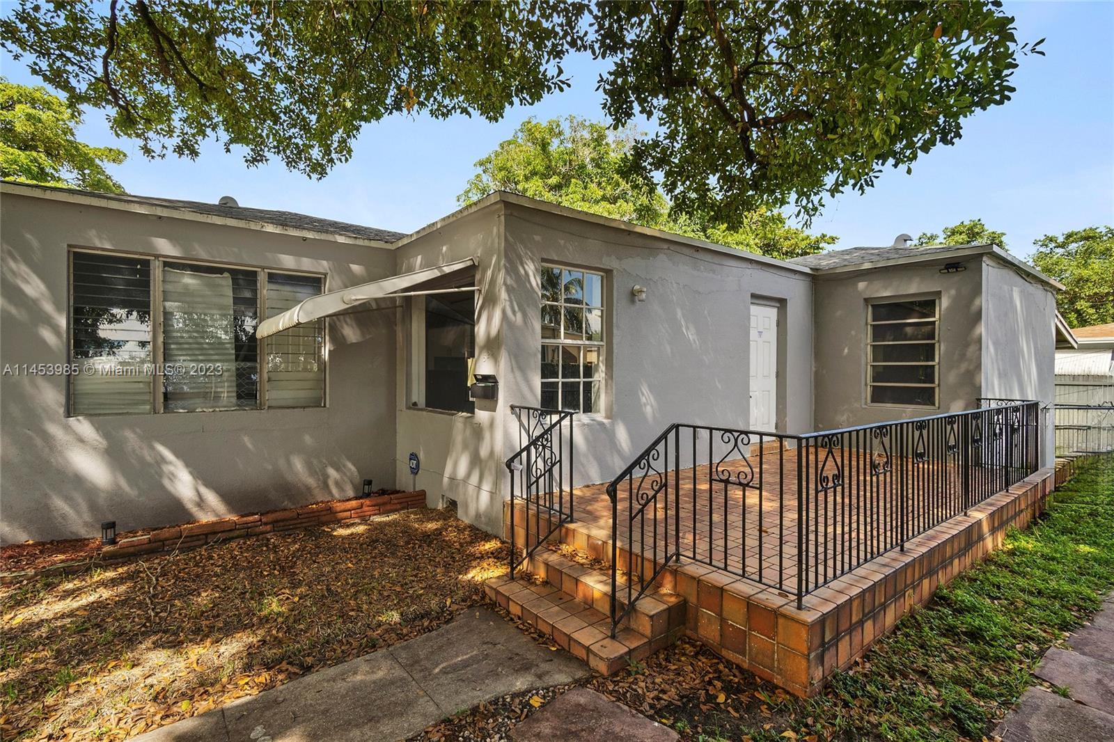 Great location, less than 3 miles from the beach!!! This cute 3 bedrooms, 2 bath home, features a se