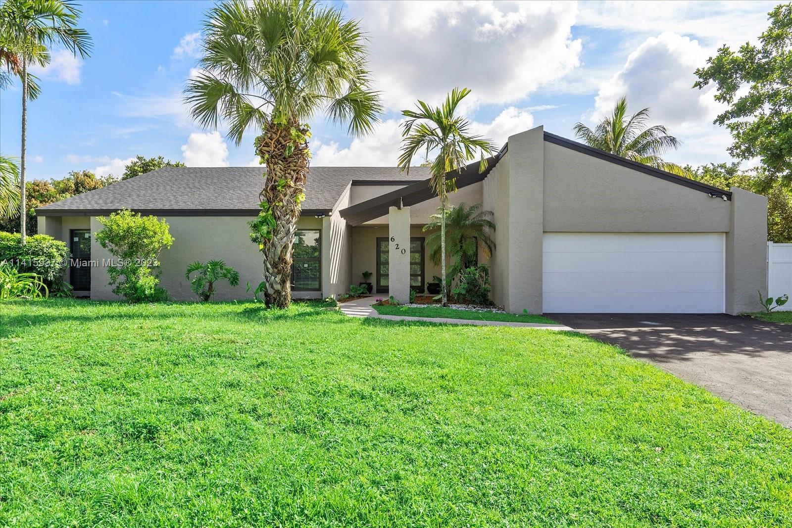 Photo of 620 S Lake Dasha Dr in Plantation, FL