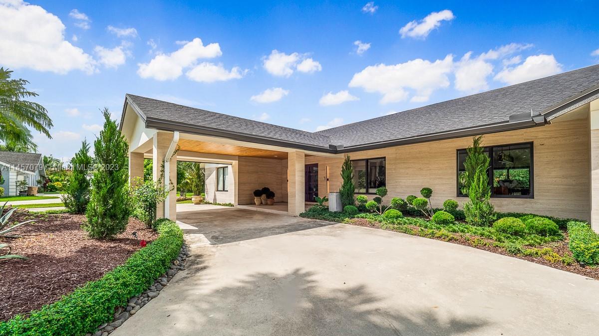 Photo of 11945 Oakleaf Dr in Davie, FL