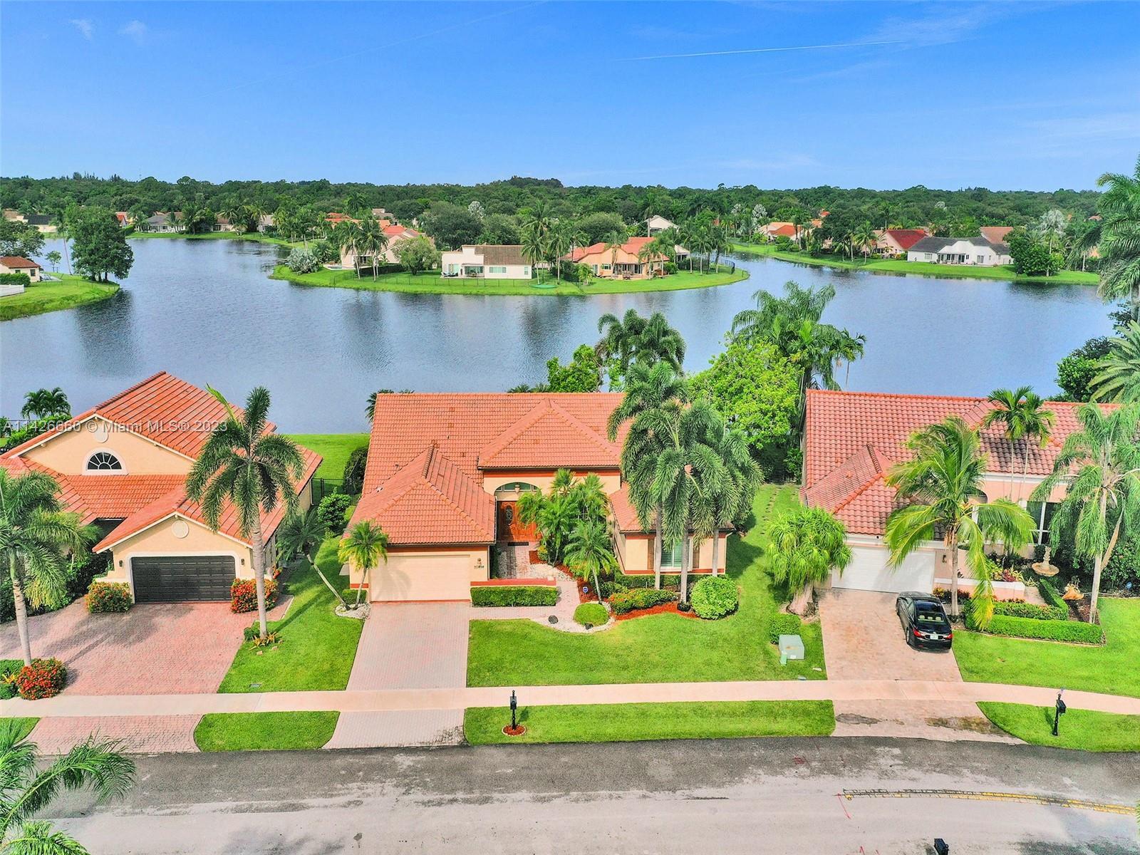 Photo of 3120 Peachtree Cir in Davie, FL