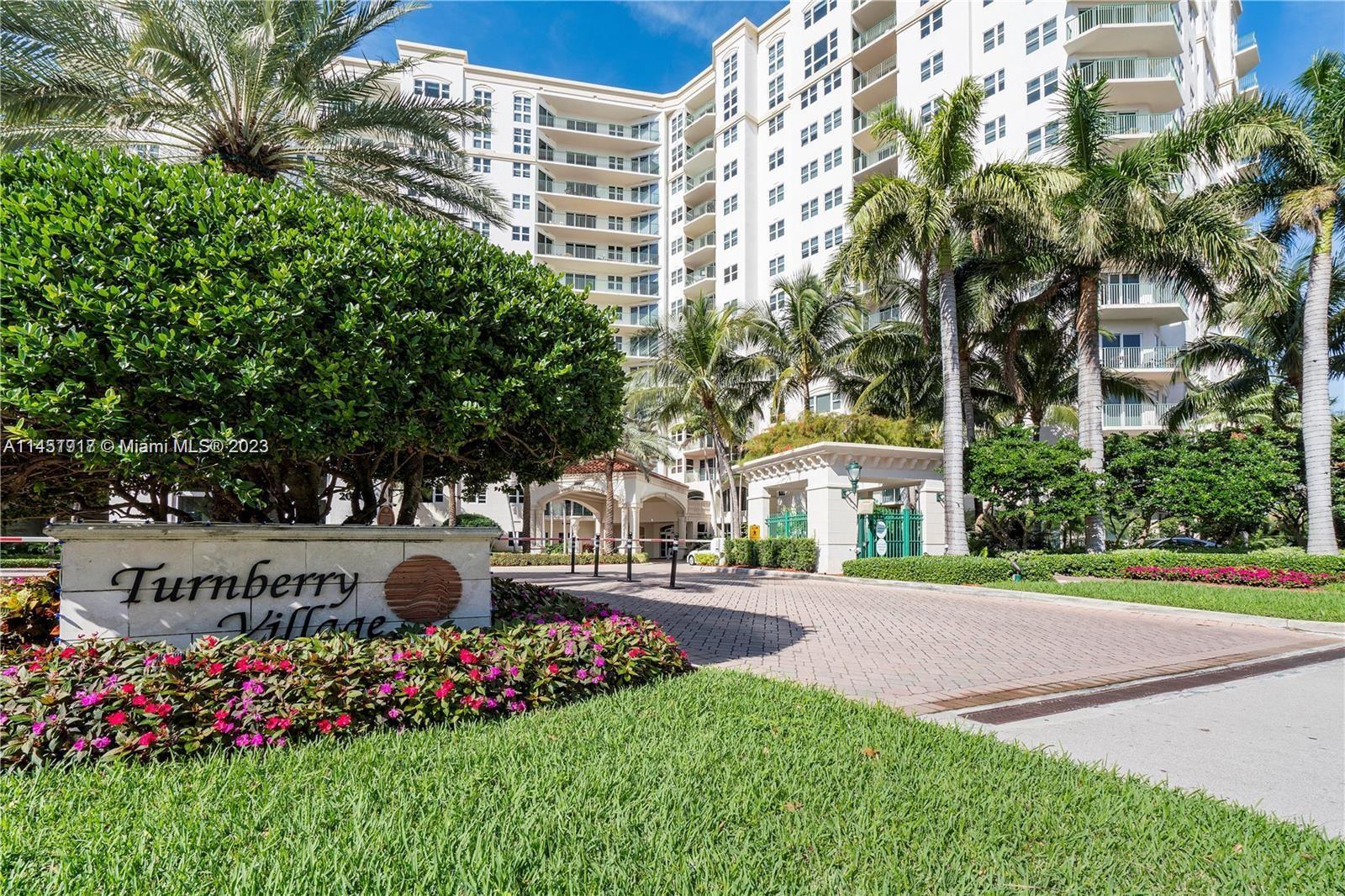 Stuning condo. Excellent Location. Adjacent to the beautiful Turnberry Golf course steps from the wo