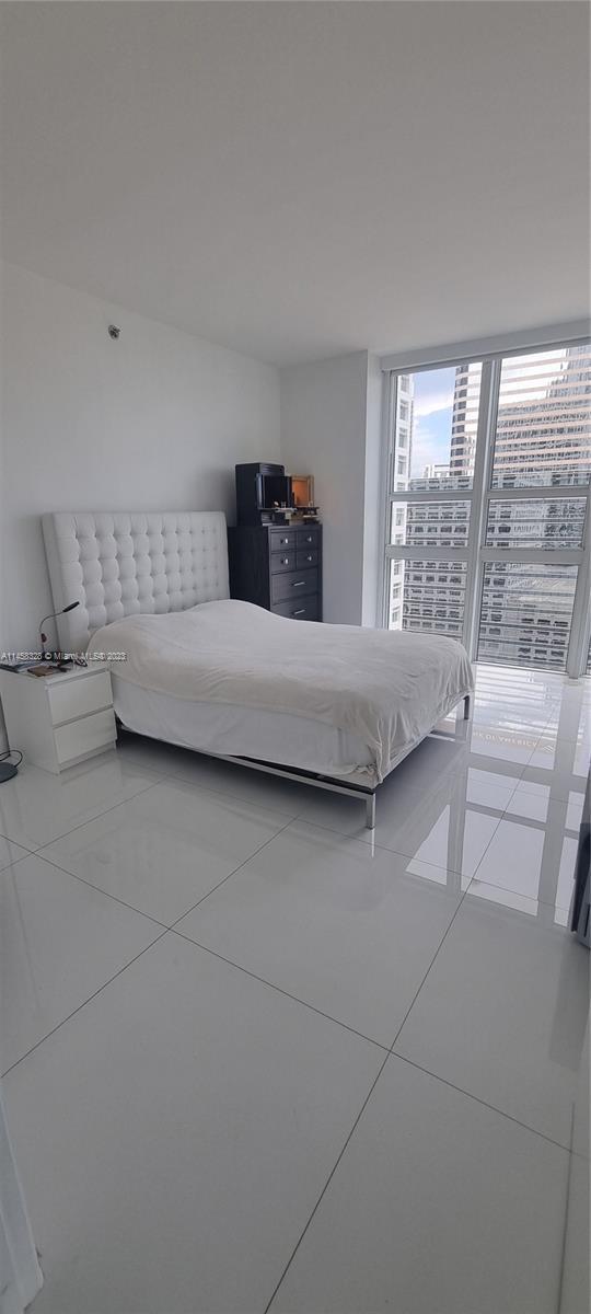 A beautiful corner unit in a Building in the Brickell Area is centrally located. Spacious unit with 