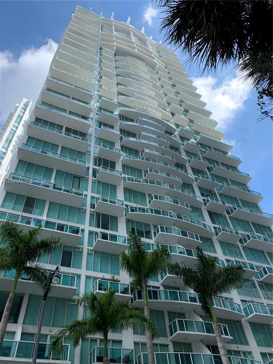 High Rise Loft 2 story 2 beds/2 baths plus den condo in the heart of Brickell with Skyline view. Uni