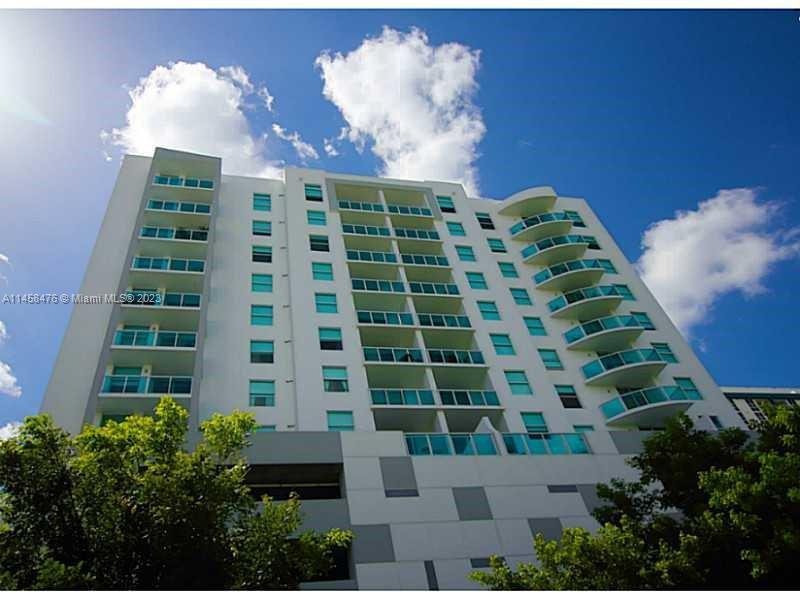 Unique Opportunity! Selling a cozy 1BR/1BA apartment with west-facing views in Brickell. Full kitche