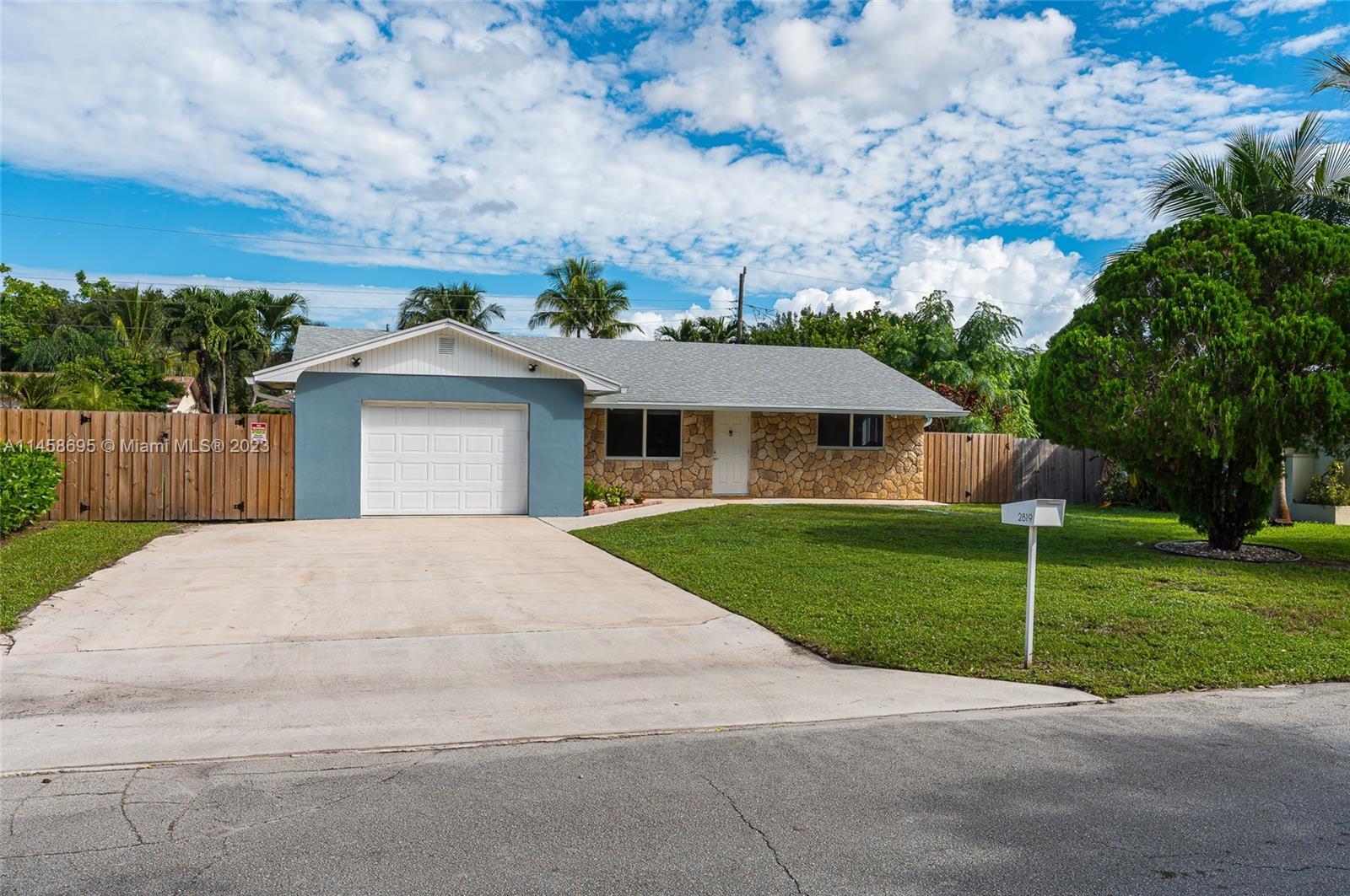 Photo of 2819 Worcester Rd in Lake Worth, FL