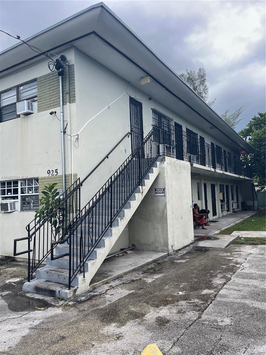 Photo of 925 NW 69th St in Miami, FL