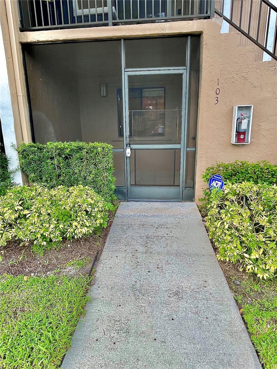Photo of 429 Lakeview Dr #103 in Weston, FL